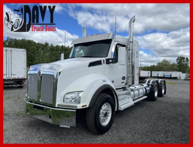 White 2024 Kenworth T880